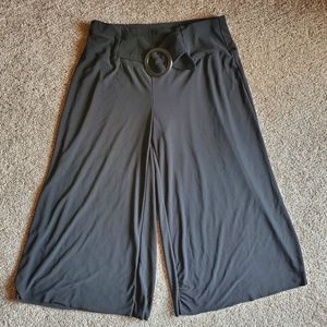 Black ⚫ loose fit cropped pants